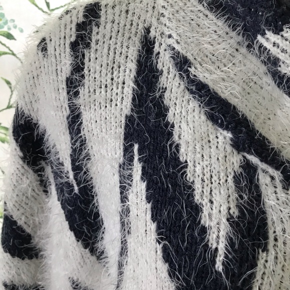 Wrap Poncho Soft and Fuzzy - Picture 3 of 7